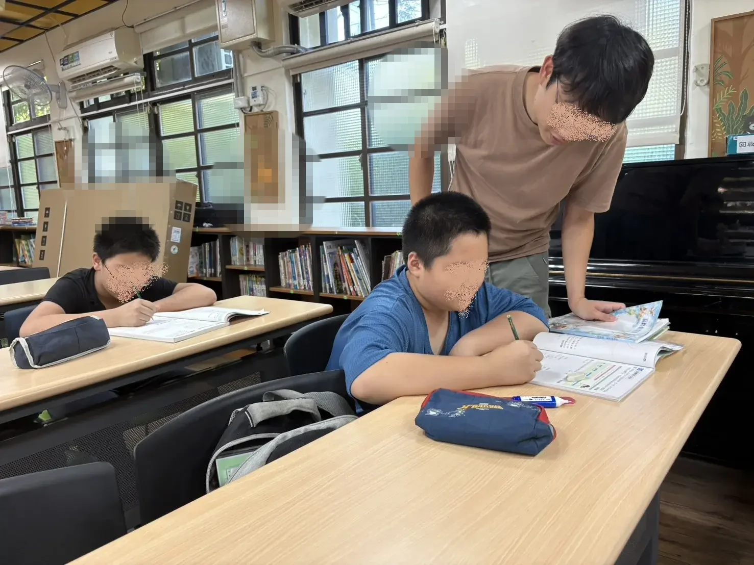 另一位教師在課後陪伴學生完成學習任務