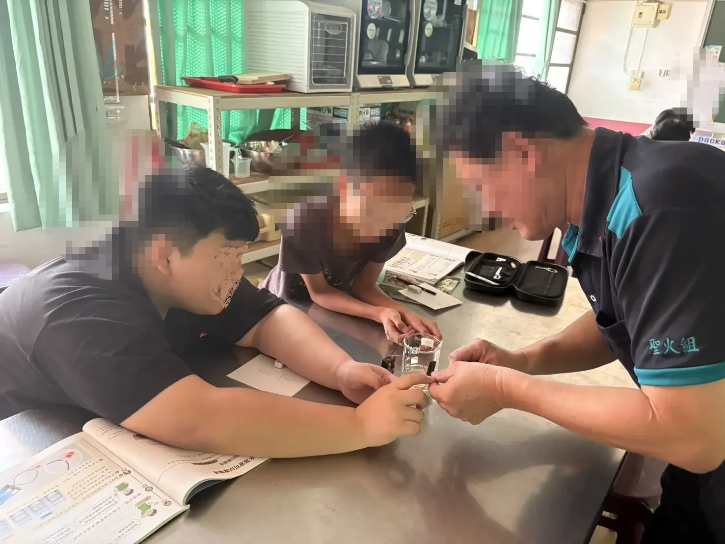 教師與學生進行課後實作學習