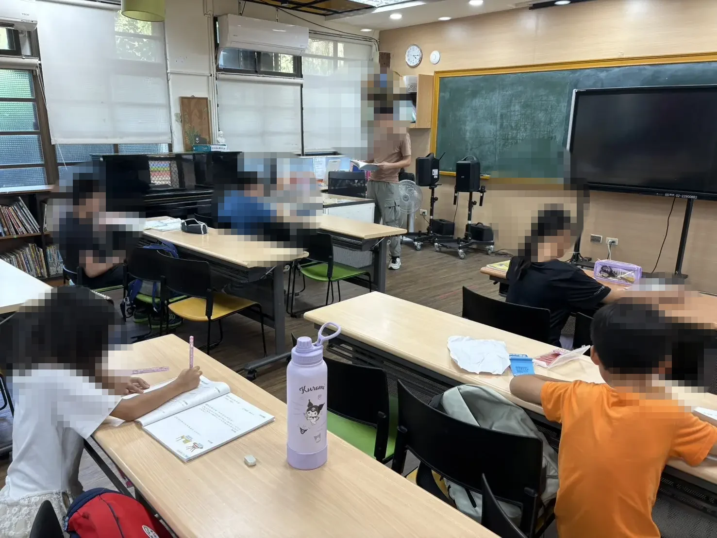 課後照顧班學生在教室完成學習任務