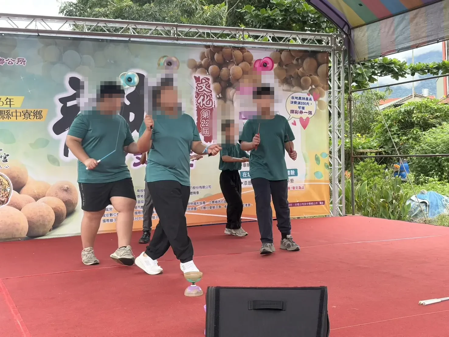 學生在中寮鄉活動舞台進行扯鈴表演