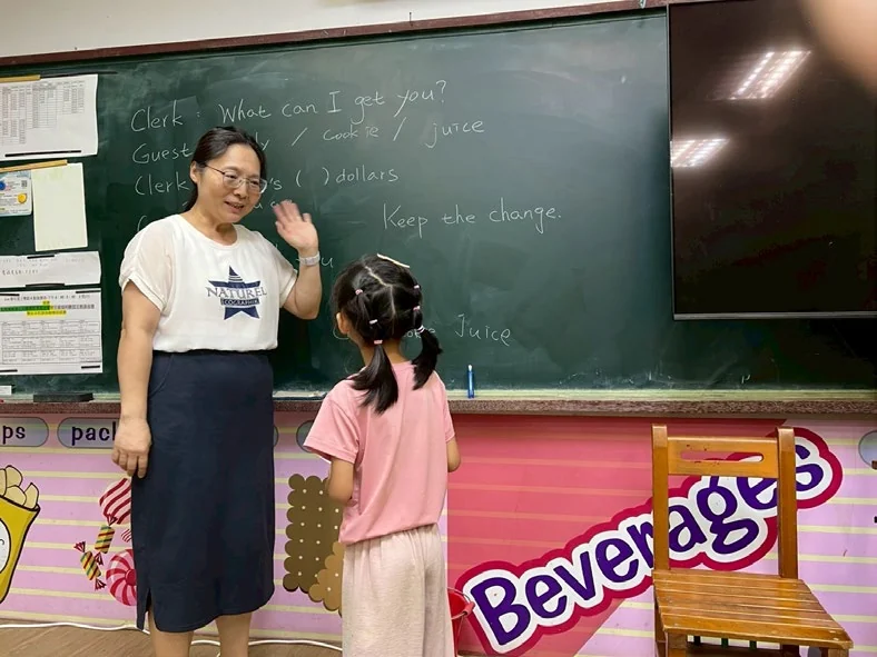 教師引導學生進行英語情境對話