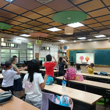 學生透過帶動唱與動作參與英語學習