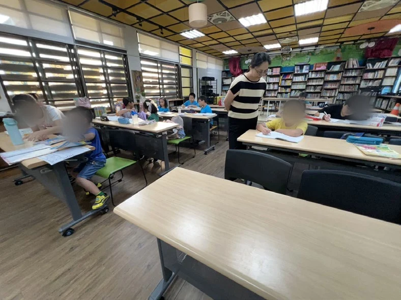 學生在課後班完成作業並獲得教師協助