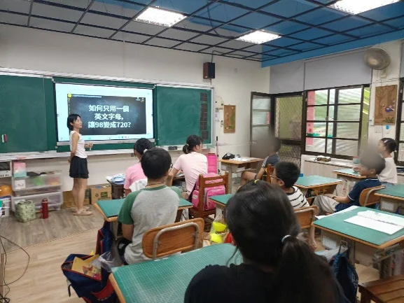 教師帶領學生進行課後數學學習