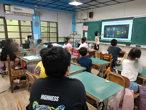 教師運用大型顯示器帶領學生進行課後數學學習