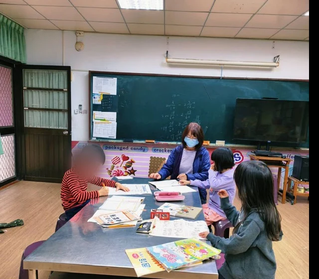 教師與學生進行課後小組學習