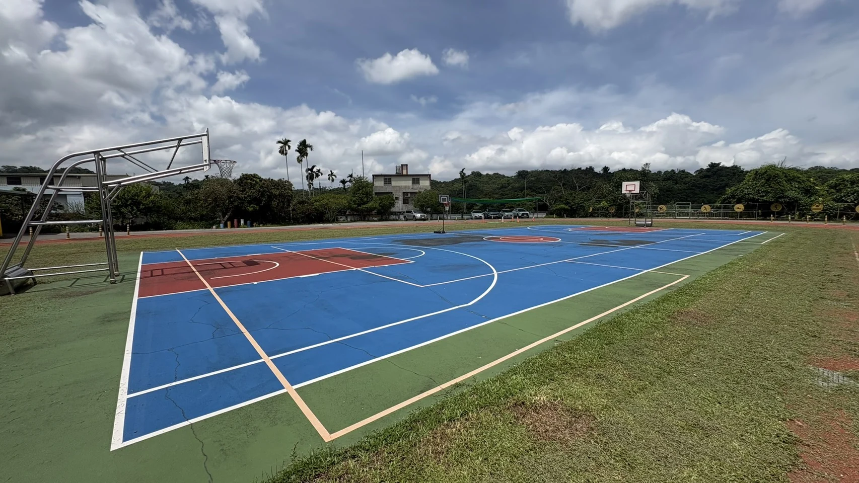 永和國小跑道、綜合球場與校舍遠景