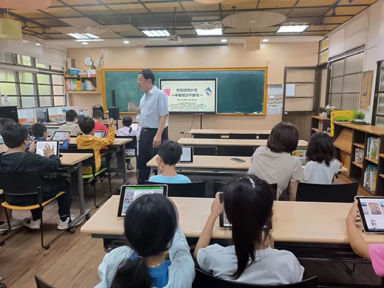 學生在日常課堂中使用平板進行學習