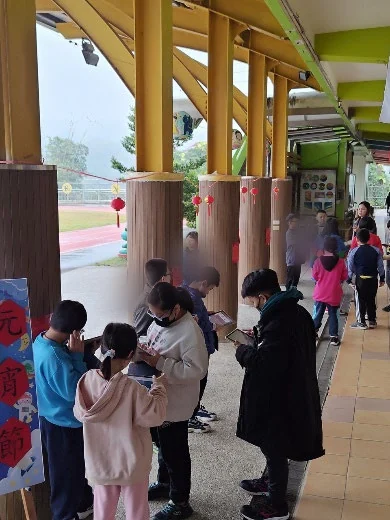 學生在校園活動中運用數位工具進行英語學習
